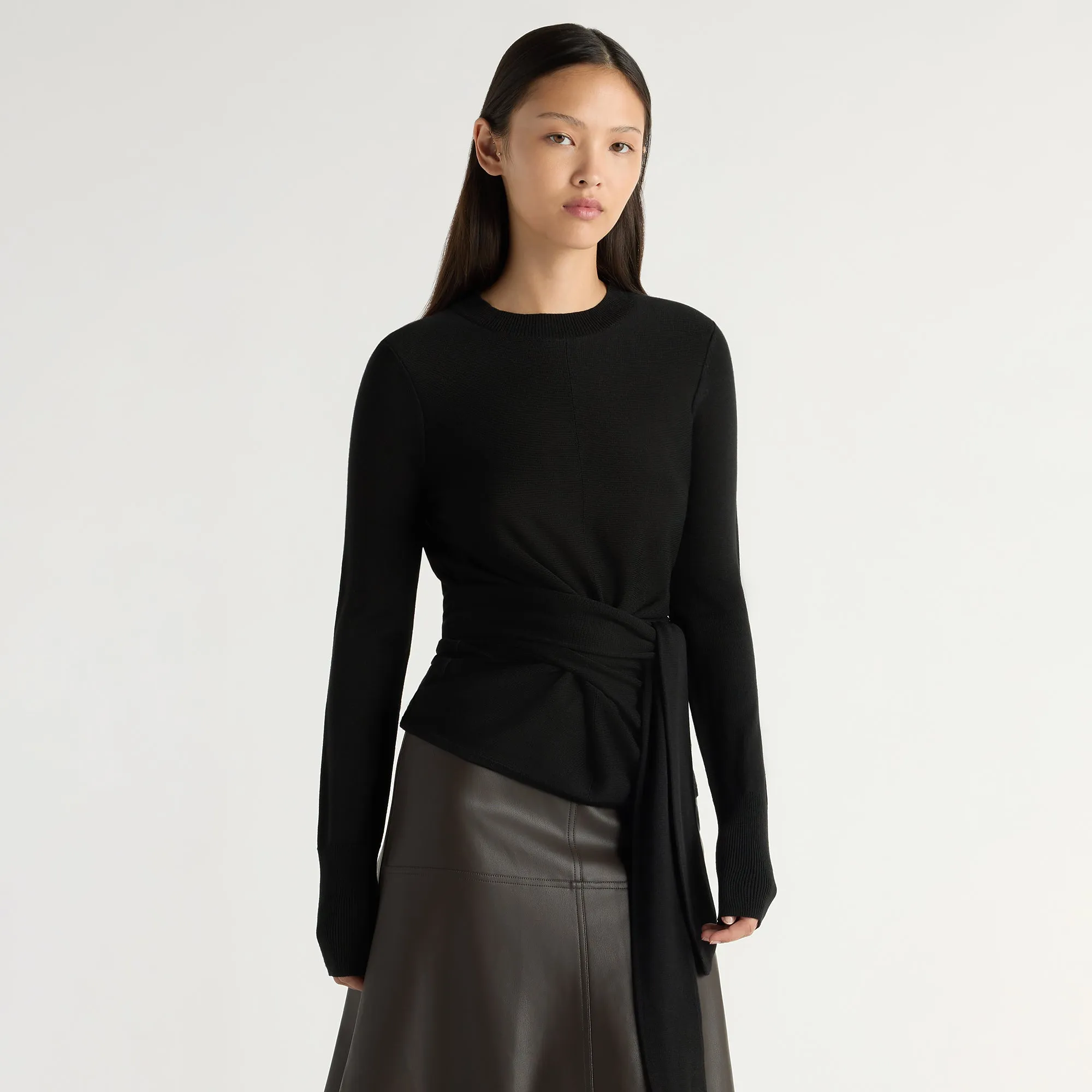 Panduan gaya minimalis memadukan sweater rajut tipis yang elegan
