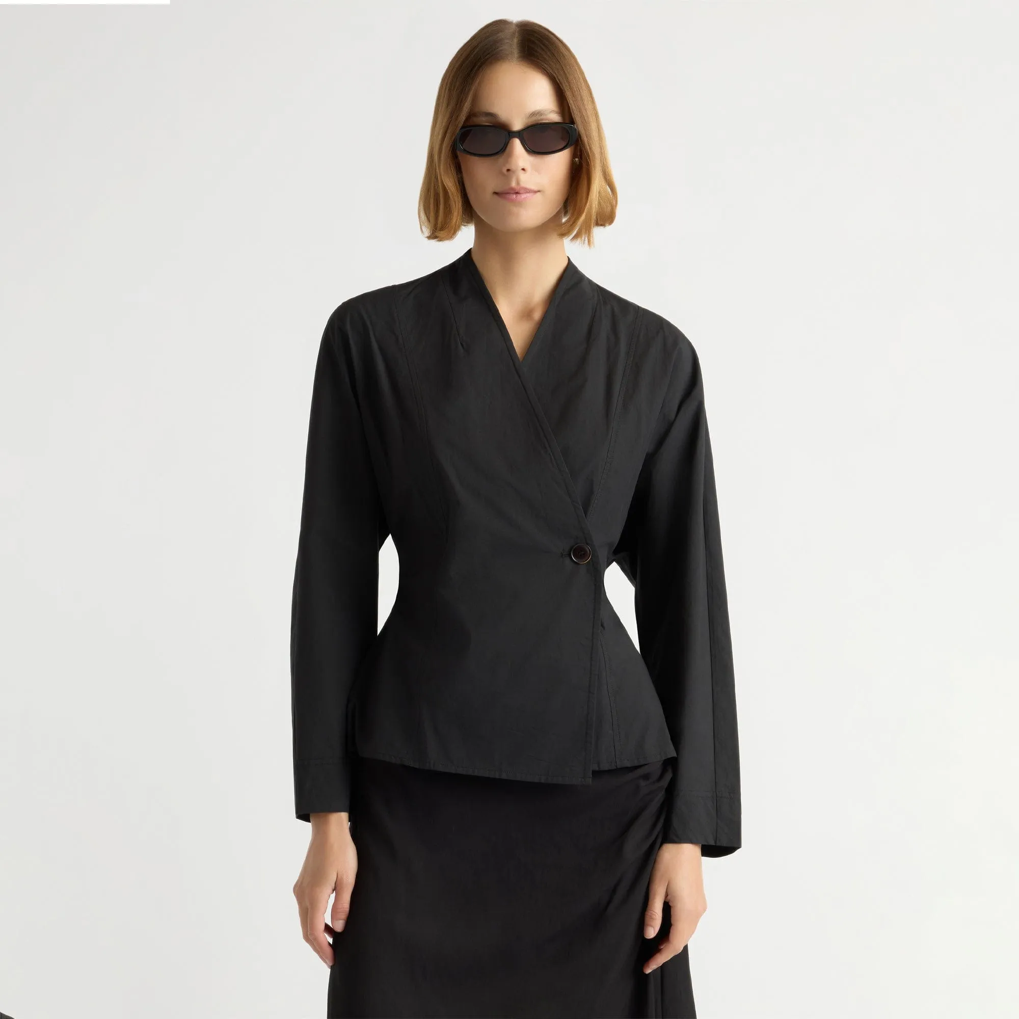 Panduan memadukan blus lilit katun wanita untuk gaya elegan sehari-hari
