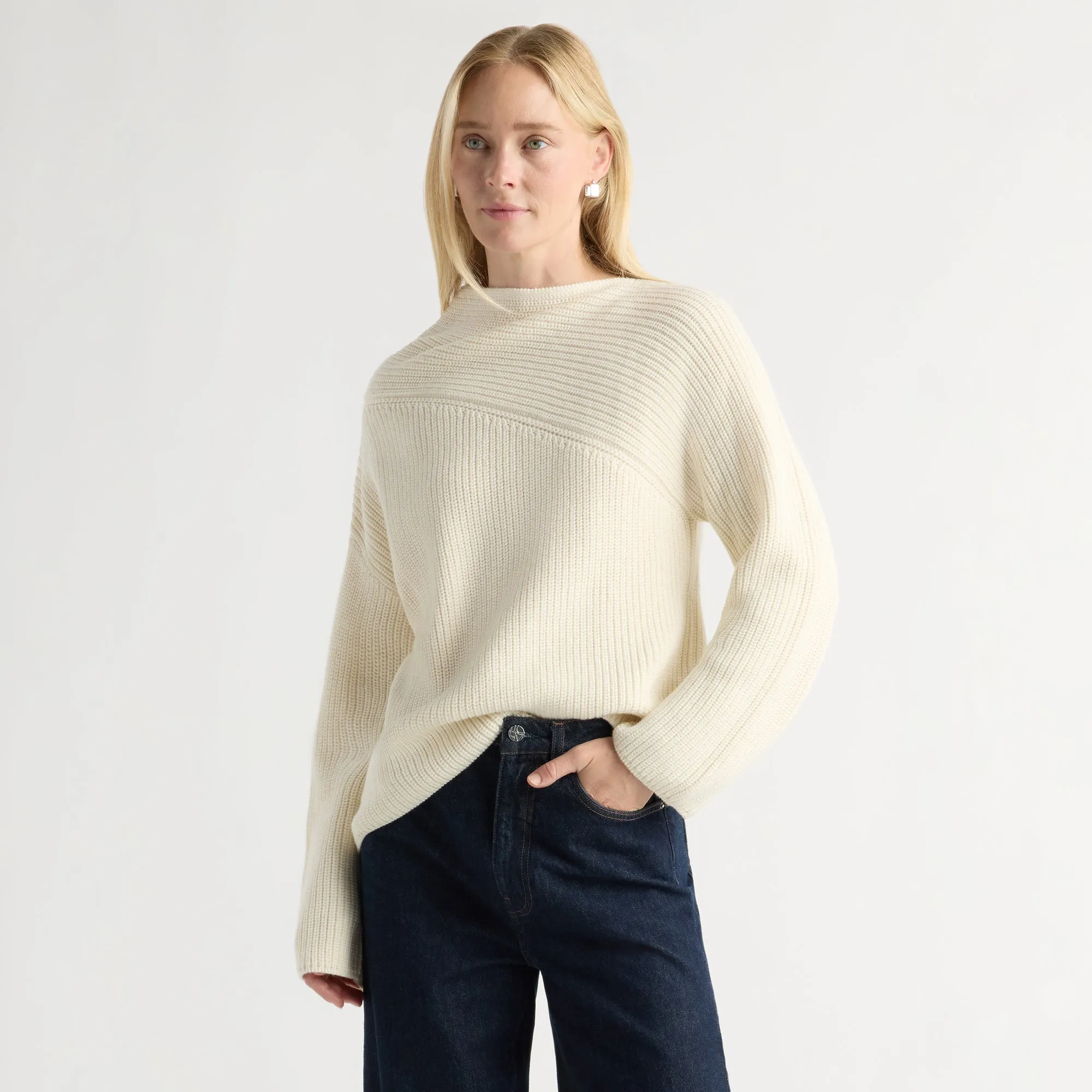 Panduan gaya padu padan sweater rajut elegan untuk penampilan kasual dan profesional