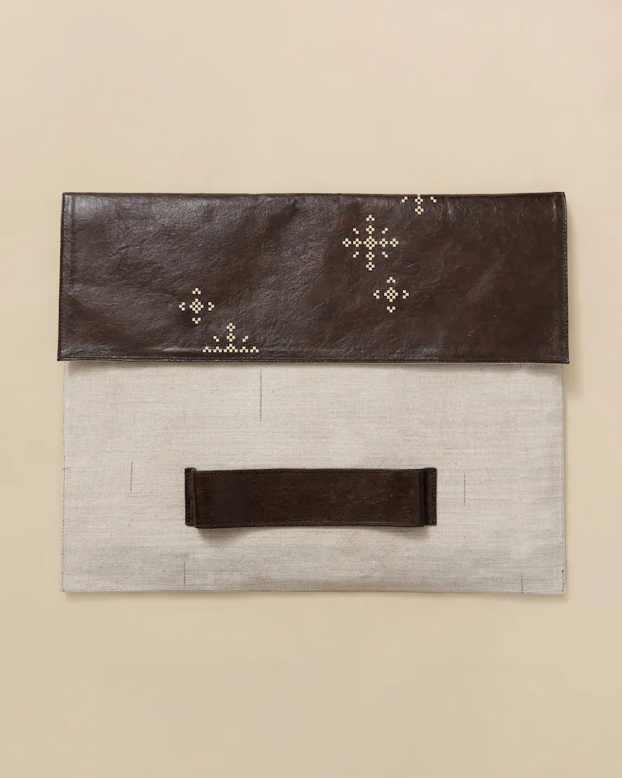 Artisan Laptop Sleeve in Plants dengan desain motif tanaman yang elegan dari VIVO4D