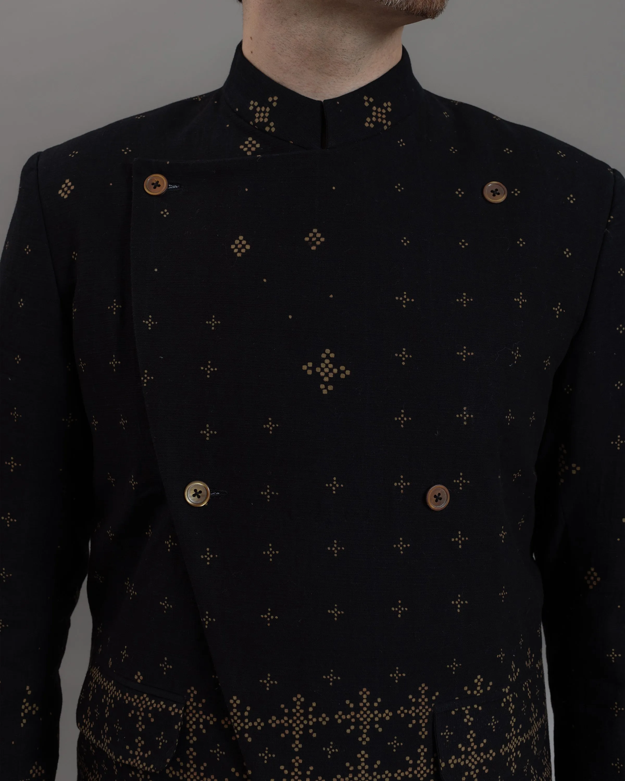 WINSORTOTO Beskap in Angkasa outer pria hitam dengan detail motif motif tangan